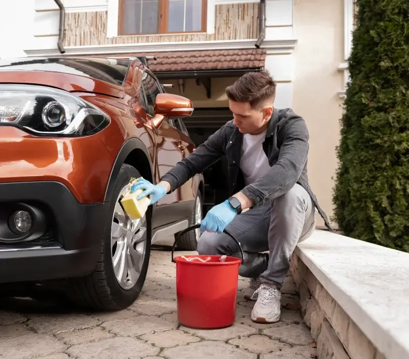 Lavage auto à domicile Quimperlé : professionnel intervenant sur un véhicule
